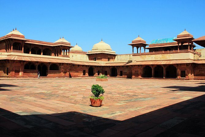 Agra To Jaipur Drop Via Fatehpur Sikri & Chand Baori, Step Well - Private A/C Transfer: The Real Value of This Agra-to-Jaipur Day