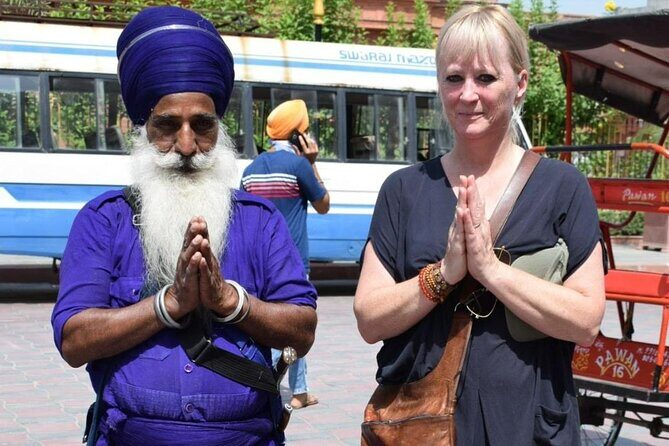 All Inclusive Full Day Old and New Delhi Tour with Entrance - Gurudwara Bangla Sahib and the calm rhythm of worship