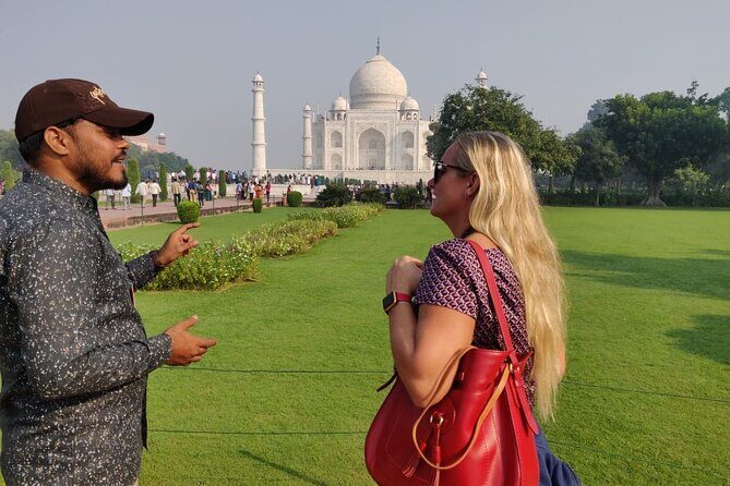 All Inclusive Taj Mahal, Fort & Baby Taj Tour from Delhi by Car - Agra Fort and Akbar’s red walls: what to watch for in one hour