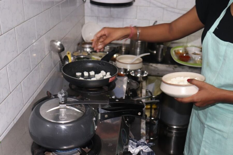 Cooking class and dinner with Rekha family with full meals - Henna mehendi and Indian dress time: a quick culture bonus