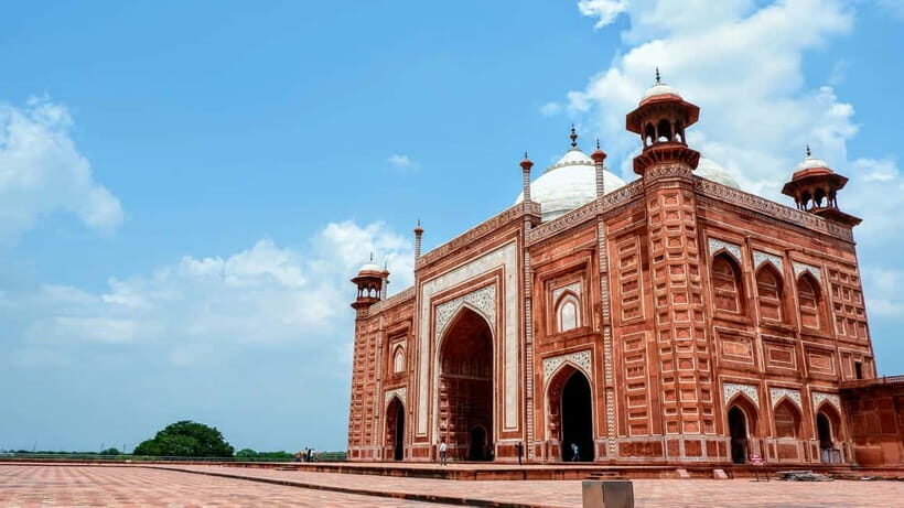 From Delhi: Taj Mahal & Agra Tour with Lunch at Marriott - Drivers, guides, and WhatsApp support: the safety net you’ll feel