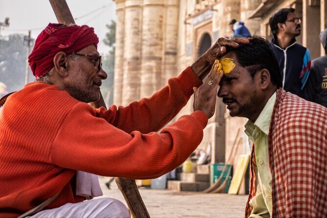 Hidden Secrets of Varanasi: Vibrant Tradition (Guided Tour) - Dashashwamedh Ghat: The River Stage and the First Big Impression