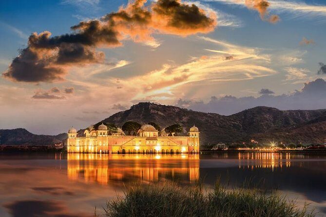Jaipur Amer Fort, Jal Mahal & Stepwell Private Half-Day Tour - Hawa Mahal and Jagat Shiromani Ji Temple: royal women and devotional history