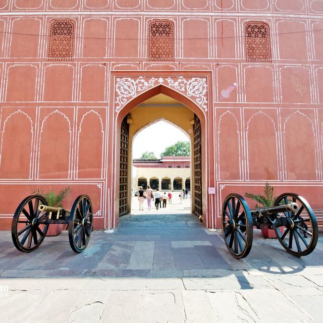 Jaipur: Half-Day Guided Sightseeing Tour with Flower Market - City Palace and Jantar Mantar: the two stops that tell the real story