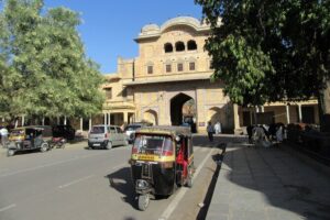Jaipur Tuk-Tuk Tour with Flower Market Visit - The Badi Chopad flower market: start your day the local way