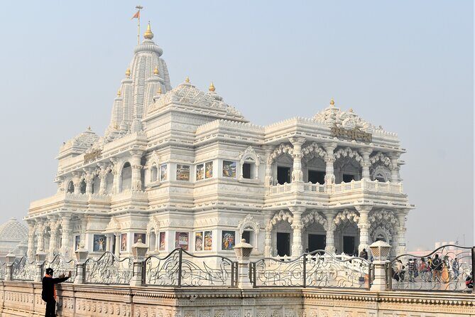 Mathura Vrindavan Divine Love Journey of Radha Krishna From Delhi - Stop 2: Shri Dwarkadhish Temple in Mathura