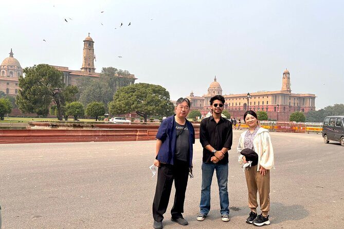 New Delhi and Old Delhi Tour Full Day - Gurudwara Bangla Sahib: A Calm Start With Real Stories