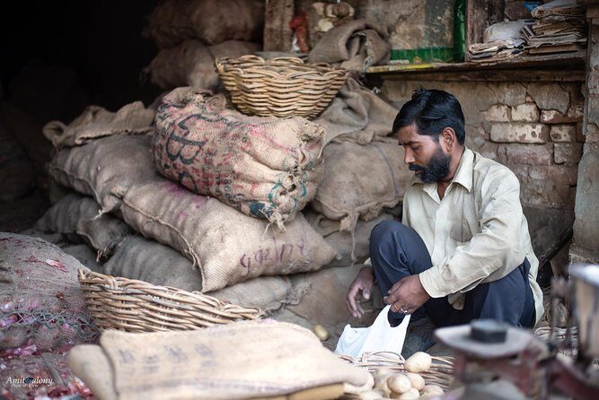 New Delhi Slum Walking Tour - Traveling by public transport and foot (the real point)