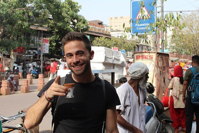 Old Delhi Food Tour Safari - The Capital of Flavors - Gurudwara Sis Ganj Sahib: a meaningful break with a clear story