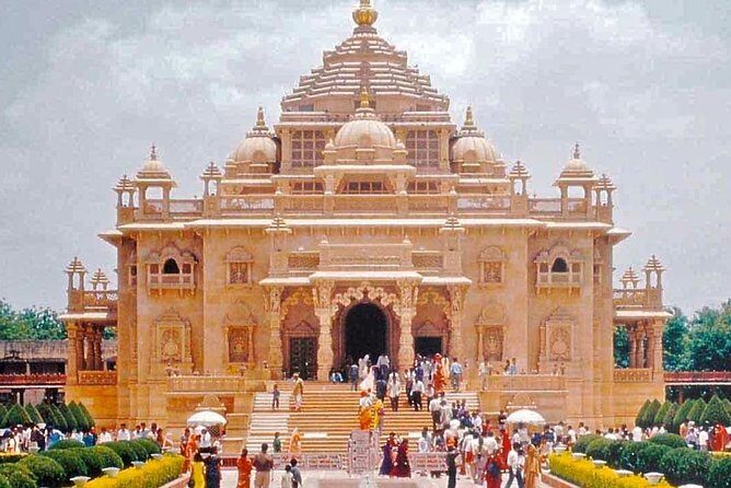 Old & New Delhi Private Tour-Half Day or Full Day Delhi City Tour - Bangla Sahib, Lotus Temple, and the quieter side of faith