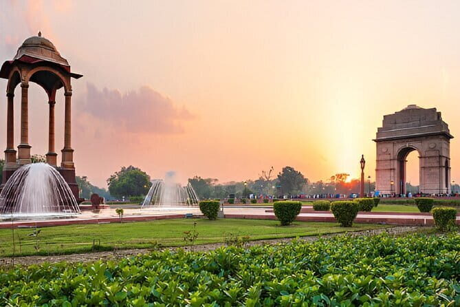Private Old and New Delhi Full-Day Guided Tour all Inclusive - Gurudwara Bangla Sahib, India Gate, and the Rajpath Axis