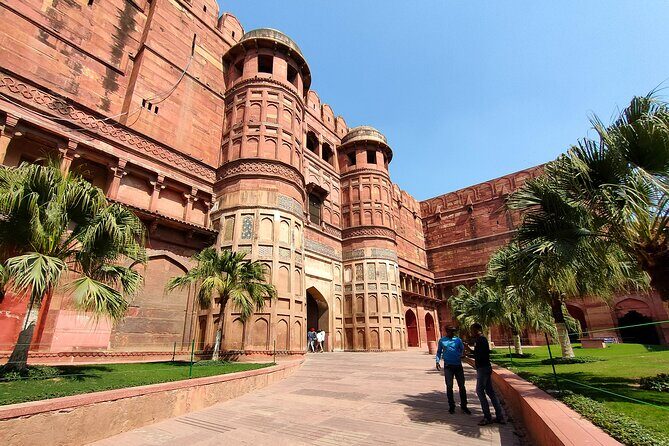 Same Day Taj Mahal Tour by car - Lunch at DoubleTree by Hilton Agra: a real break in the middle