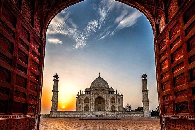 Sunrise tour to Tajmahal and Agra fort from Delhi - Breakfast, multi-cuisine Indian dishes, and local art shopping