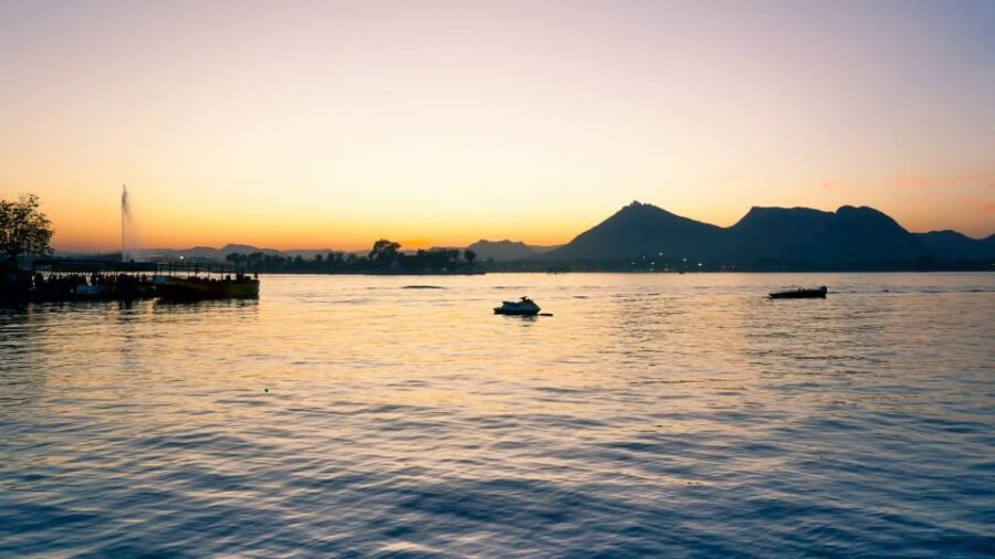 Udaipur: Guided Ghat Tour and Boat Ride - Entering The Ghats: Where Udaipur’s Waterfront Story Starts