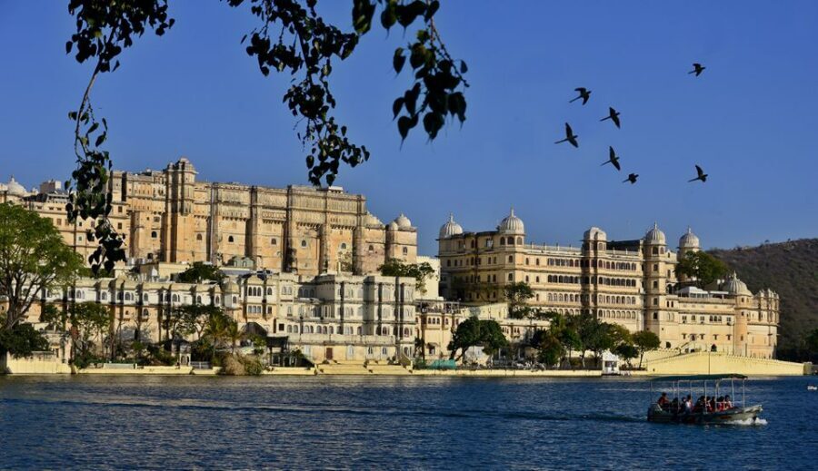 Udaipur: Guided Ghat Tour and Boat Ride - Lake Pichola Boat Ride: Jag Mandir, City Palace, and Those Lakefront Angles