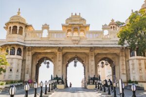 Udaipur Sightseeing Tour Package with Guide and Private Taxi - Lake Pichola boat ride: the easiest way to see Udaipur from the water