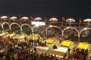 Varanasi Evening Ganga Aarti Tour - Stop-by-stop: Ganges River ghats and Dasaswamedh Ghat before the lamps