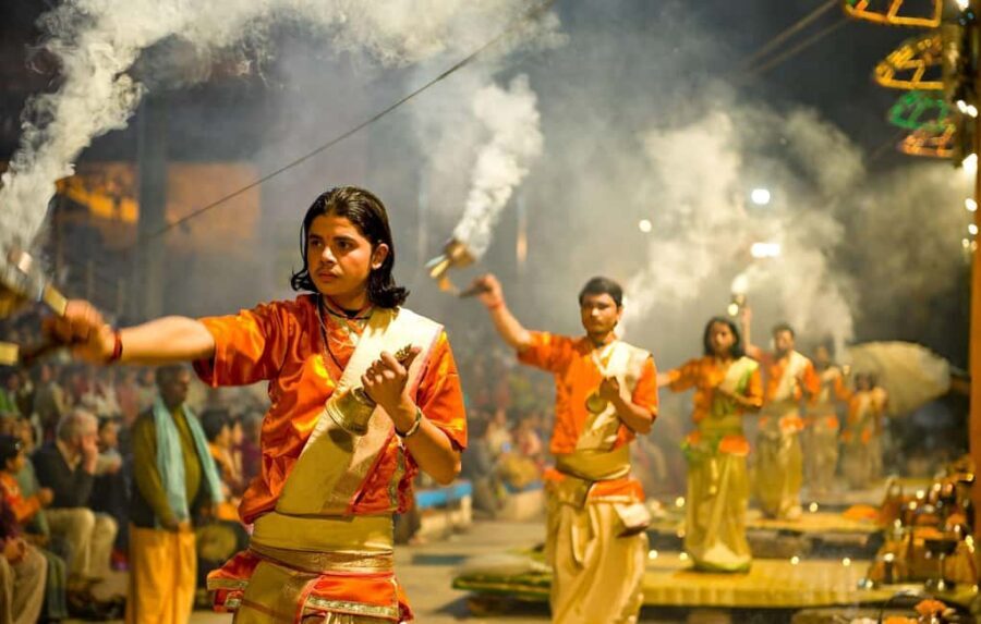 Varanasi Sunset Tour with Ganga Aarti & Free Boat Ride - Dashashwamedh Ghat and the Ganga Aarti: The Show of Lights With Chants and Incense